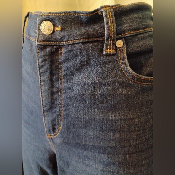 A Gloria Vanderbilt Amanda Capri Denim Jeans - Picture 3 of 5